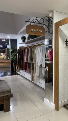 Loja moda feminina na principal rua da cidade