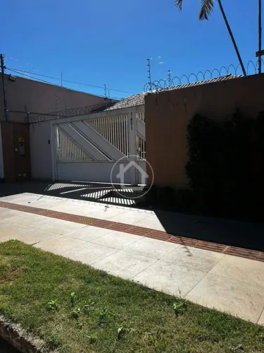 CASA COM EDICULA E PISCINA
