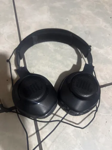 Fones de ouvidos em perfeito estado JBL e o outro escorpion