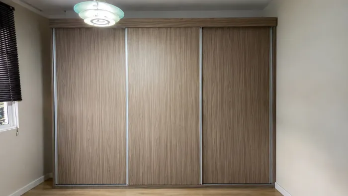 Guarda-Roupa Casal 3 Portas de Correr com Espelho - 2,44 m - Bom Estado