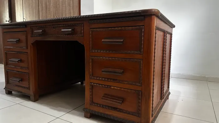 Mesa de escritório estilo colonial em madeira nobre 