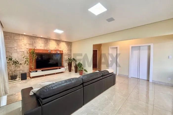 Apartamento Moderno de 4 Quartos em Lavras, MG
