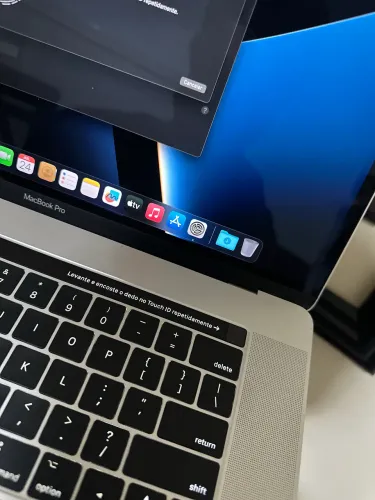 MacBook Pro Tela 15.4 TouchBar Intel Core i7 / 16GB / 256SSD 