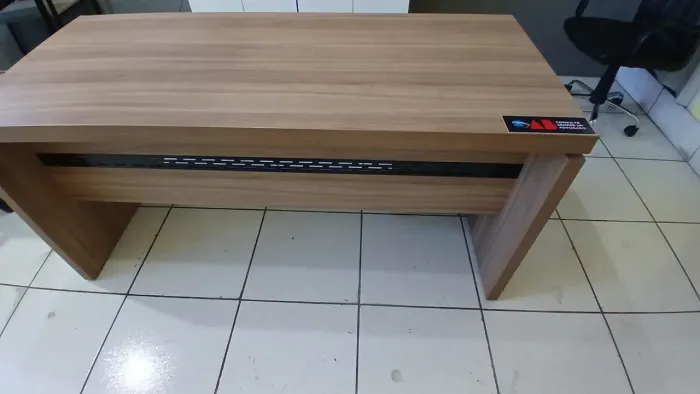 Mesa e armários para escritório 