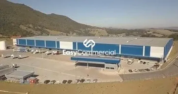 Galpão de 6.400 m² em Extrema com 7 docas