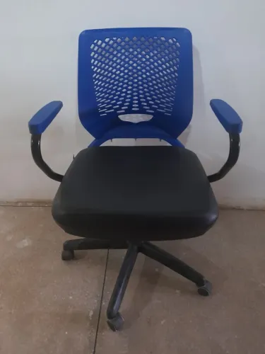 Cadeira giratória Plaxmetal azul com braços