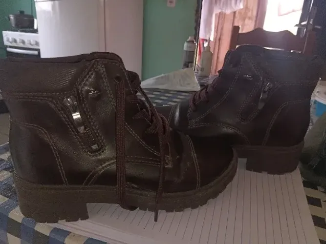 Bota de couro marrom 