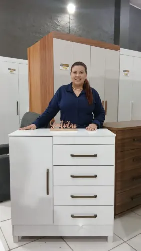 Comoda branca 4 gavetas e 1 porta 