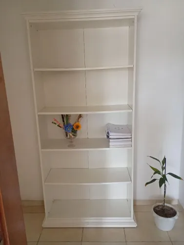 Estante com prateleiras