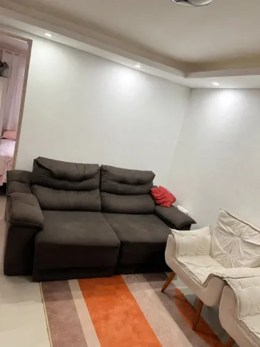 Vendo sofá retrátil/reclinável e 2 poltronas na cor bege. Os móveis são usados e possuem m