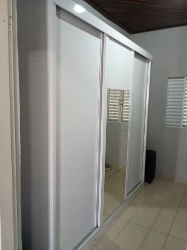 Guarda roupa casal, com espelho e porta de correr