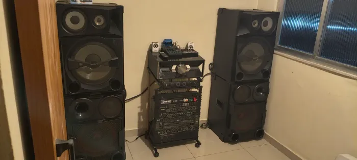Estou vendendo um som profissional com quatro caixas duas de 1200 e duas de 800