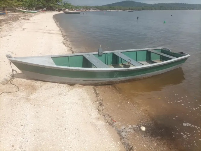 Lancha se madeira mais motor tayama de rabeta 8 hp