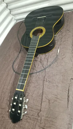 Violão elétrico, regulado por um profissional para ser adequado aos iniciantes! 7.8.1