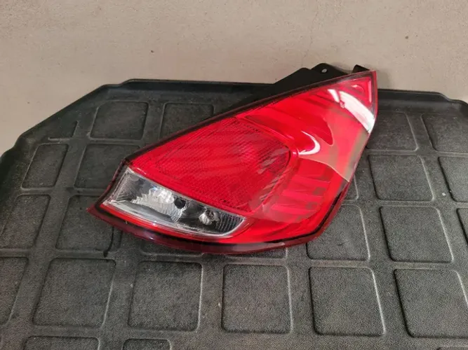 Lanterna traseira direita new fiesta hatch