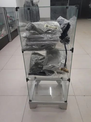 Balcao modulado de vidro com base de aluminio