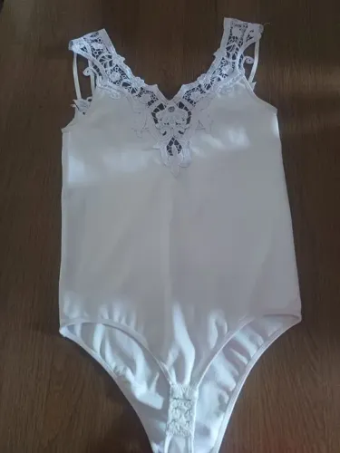 Body branco com renda