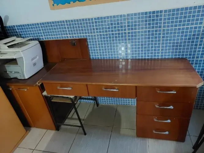 Escrivaninha em L, amadeirada 