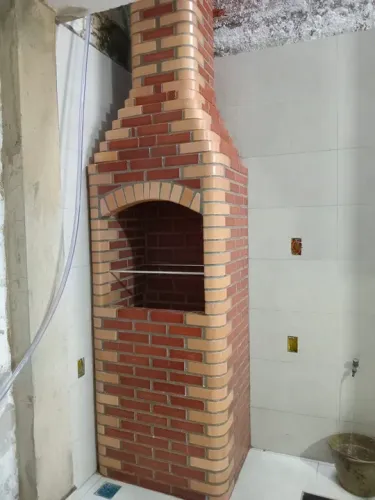 Churrasqueira pura tijolo vermelho com a ponta clara