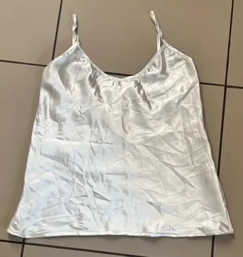 Blusinha em cetim de alça cor branca tamanho M