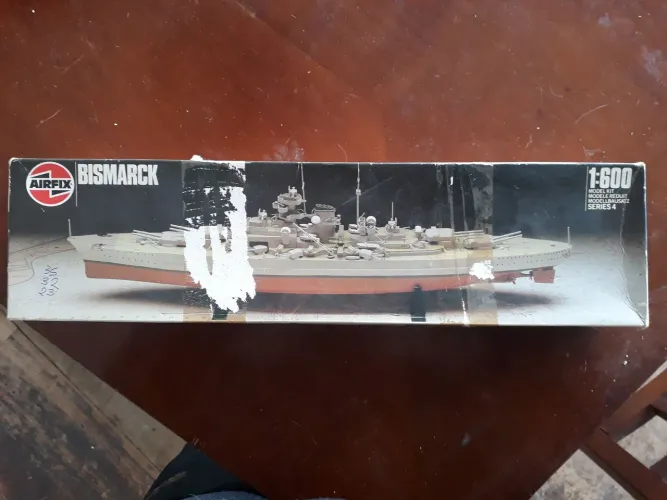 Kit Airfix do navio de guerra alemão Bismarck escala 1/600