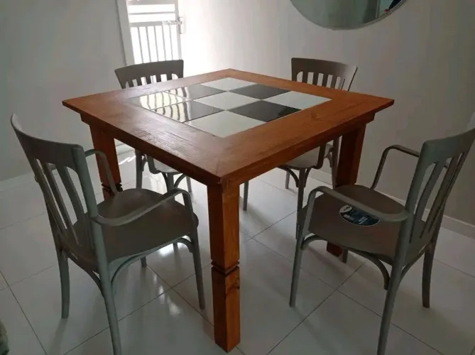 Mesa rústica em madeira pinus