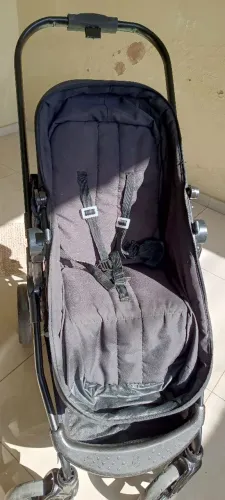 Carrinho de bebê e bebê Conforto