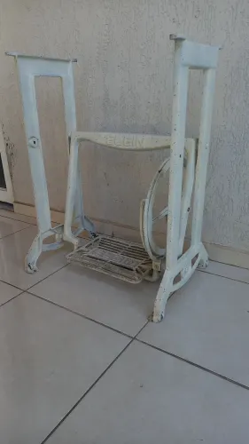 Base de Máquina de Costura Antiga