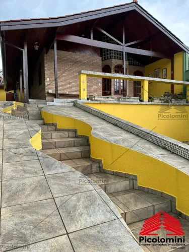 Casa de Luxo em Condomínio: 5 quartos, 5 banheiros, churrasqueira, sauna, salão de jogos,