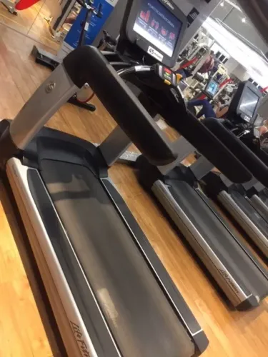 Esteira 95 T Discover Painel Analógico  marca LIFE FITNESS - Goiânia - Goiás 