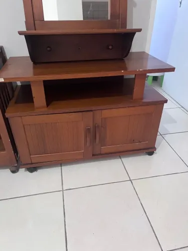 Móveis para sala, bar com rodinhas, rack e espelho cabideiro.
