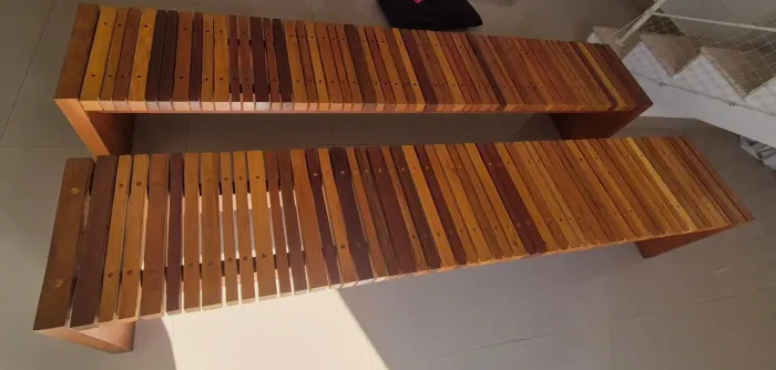 Vendo 2 bancos rústicos de madeira maciça maciça 