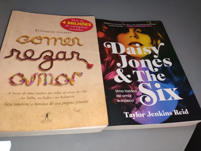 Comer, Rezar, Amar e Daisy Jones & The Six - Livros