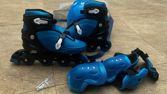 Patins com kit de proteção e capacete - tamanho ajustável - azul