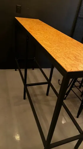 Mesa bancada ferro tampão madeira prensada