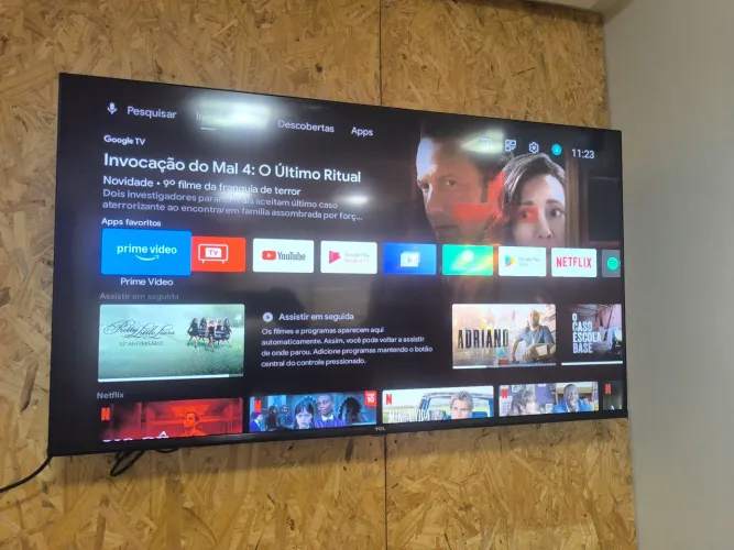 Tv TCL 40" (não tem a base ideal para prender na parede)