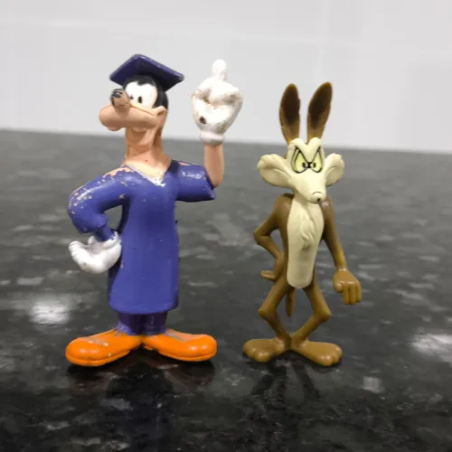 Miniaturas Goofy (Disney) e Coiote (Looney Tunes)