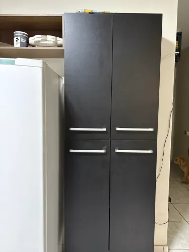 Vende-se mesa 4 cadeiras e armário de cozinha