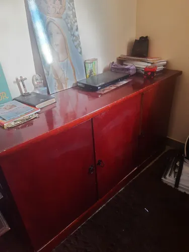 Buffet  de madeira com duas portas