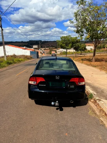 Carro muito conversado.