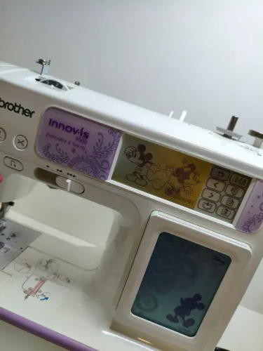Máquina de costura/bordar brother NV950 edição Disney 