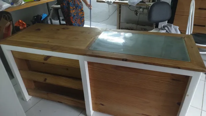 Bancada de madeira com vidro