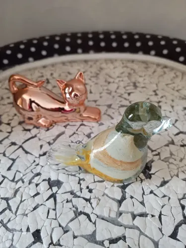 Vendo um pássaro em cristal e um gato de porcelana para decorar e alegrar o ambiente.