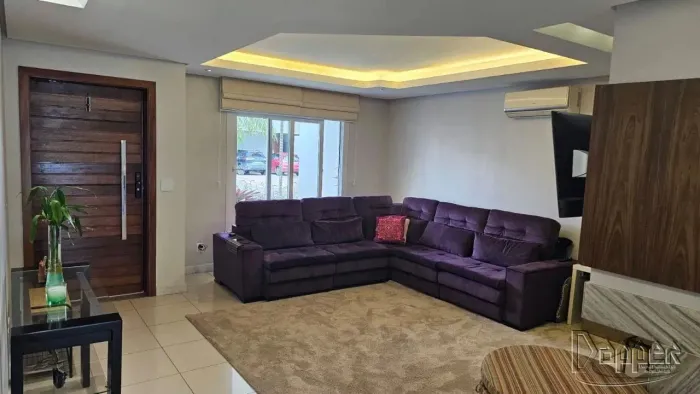 Casa de condomínio à venda no bairro Rondônia, com 240 m² e 3 dormitórios/quartos.