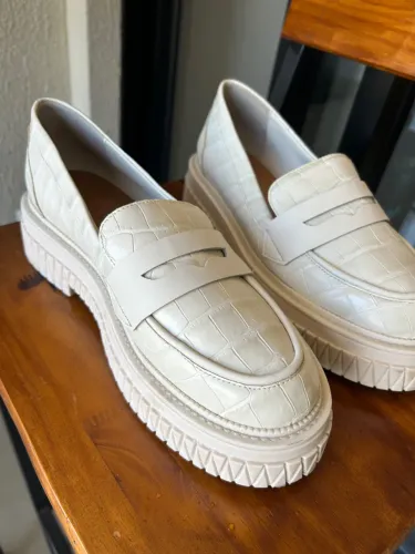 Sapato Schutz modelo mocassim Croco Off-White - Nº 37