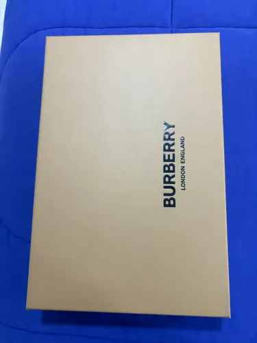 Caixa Burberry tamanho 39x26cm