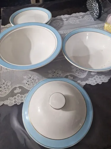 Conjunto de Louças Vintage com Detalhes Azuis