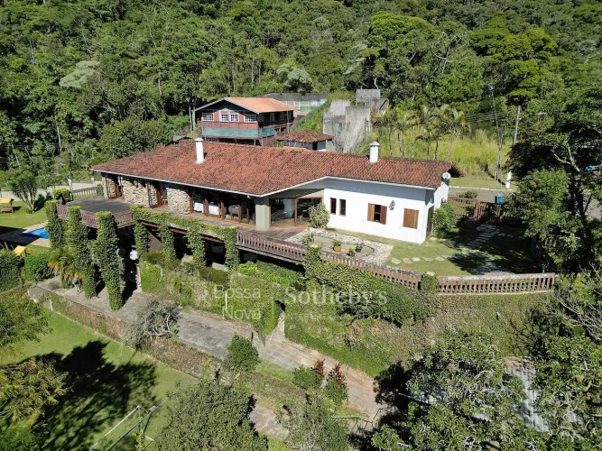 Casa na parte alta da Granja Comary com vista para o Dedo de Deus