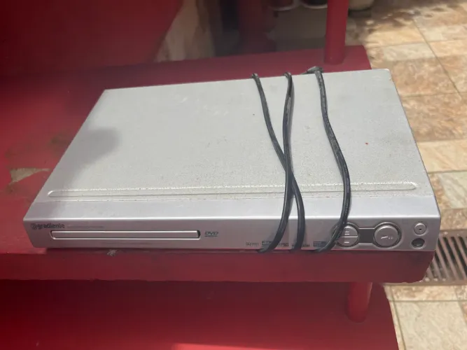 aparelho de DVD da marca Gradiente.