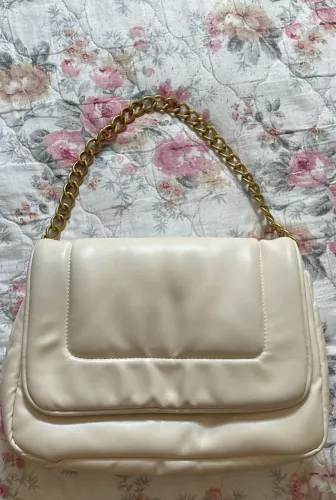 Bolsa Puffer em couro sintetico creme - renner 
